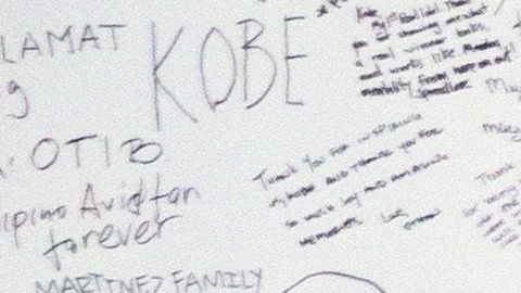 El muro dedicado a Kobe y Gianna Bryant continua afuera del campo de entrenamiento de los Lakers.
