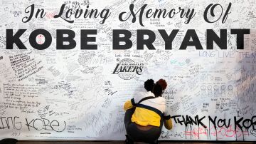 El muro dedicado a Kobe y Gianna Bryant continua afuera del campo de entrenamiento de los Lakers.