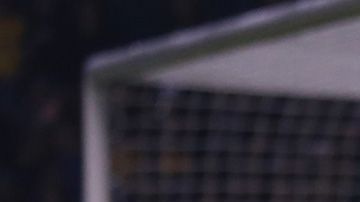 El portero salió de su área para perseguir un balón y se puso el traje de torero.