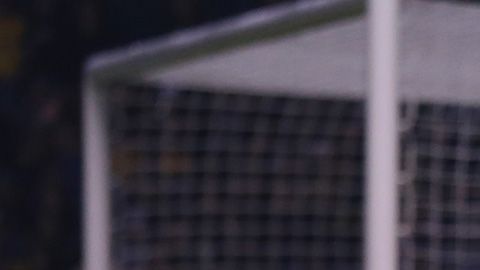 El portero salió de su área para perseguir un balón y se puso el traje de torero.