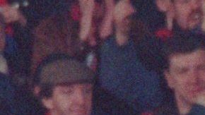 El momento exacto en que Matthews encara a Eric Cantona en el campo.