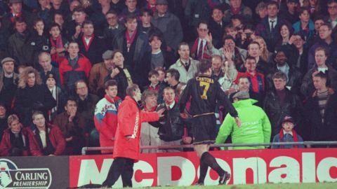 El momento exacto en que Matthews encara a Eric Cantona en el campo.
