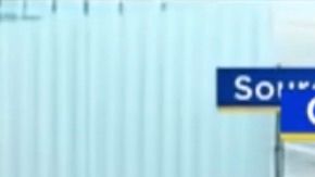 Captura de la cámara de seguridad que muestra a Contreras Acosta en la parte delante del auto, mientras continúa en marcha.