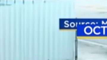 Captura de la cámara de seguridad que muestra a Contreras Acosta en la parte delante del auto, mientras continúa en marcha.