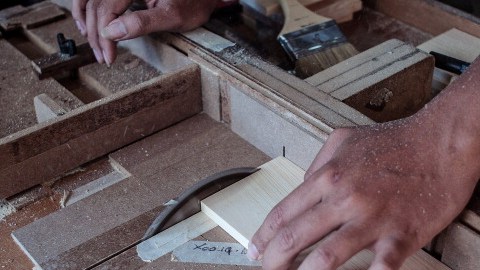 Si tienes conocimientos de carpintería, esta es una oportunidad para conseguir trabajo.