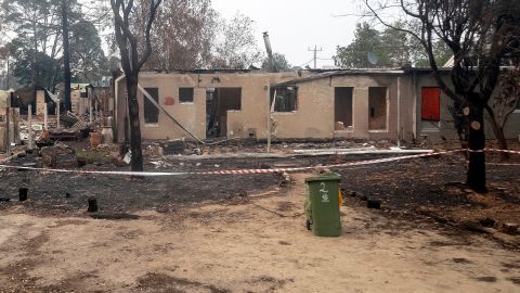 Lugares de Mallacoota y Orbost permanecen cerradas por los devastadores incendios forestales que han arrasado East Gippsland en las últimas semanas.