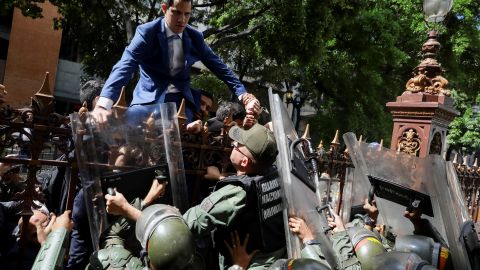 Juan Guaidó intentó entrar al subir una reja.