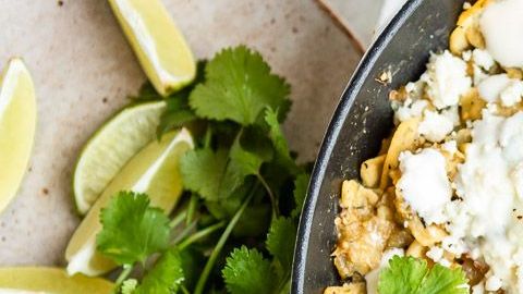 Los chilaquiles son un platillo generoso, económico y rendidor.