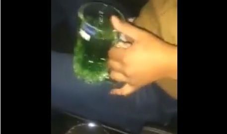 Los presuntos narcos escuchan música y beben alcohol.
