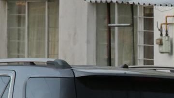 El comerciante iba saliendo de su casa.