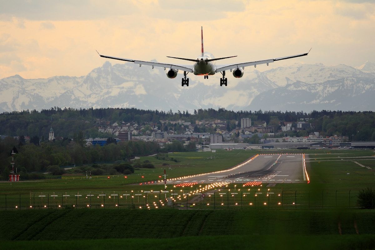 Cómo buscar vuelos baratos en internet. Foto: Pascal Meier vía Unsplash