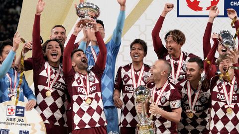 “El Guaje”, en conjunto con su compatriota Andrés Iniesta y el alemán Lukas Podolski, lograron darle su primera alegría al club japonés.