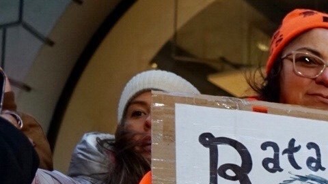 Protesta de respaldo de los trabajadores que aún no lograr recuperar sus salarios.