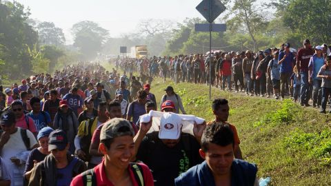 El grupo de migrantes consiguió cruzar el río Suchiate y avanzar durante horas hacia el interior de México.