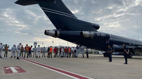 Las deportaciones se llevaron a cabo en avión de la Guardia Nacional.