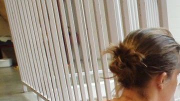 Un grupo de menores atacaron a la madre a las afueras del centro escolar.