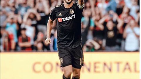 Carlos Vela festeja un gol con el LAFC.