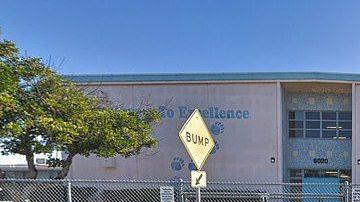 'Múltiples pacientes' fueron atendidos en la escuela Park Avenue, en Cudahy, luego de que les cayó combustible de avión.