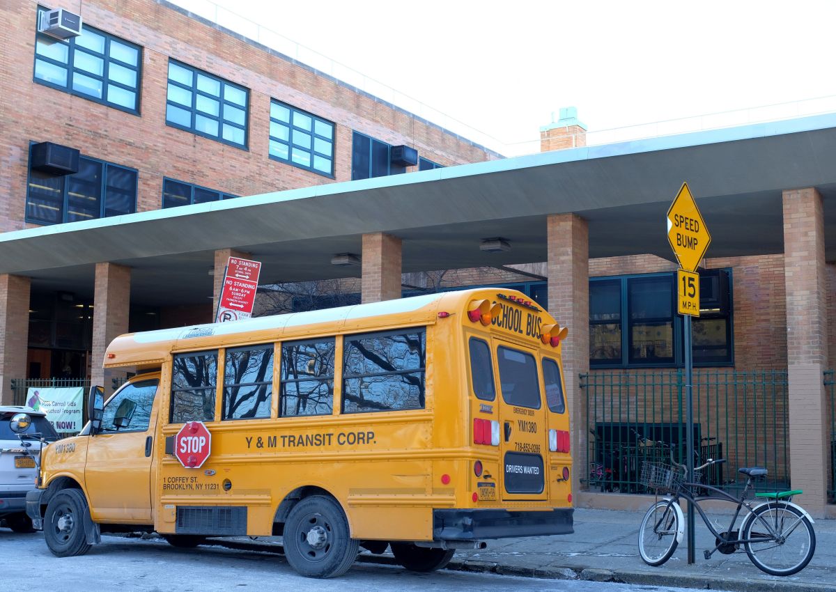 Maestro latino acusado de “terrorismo”: amenazó con dispararle a sus alumnos en escuela de Queens, Nueva York