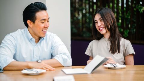 Tener una relación tan estrecha con un compañero de trabajo podría ocasionar que la situación se vuelva más intensa y romántica.