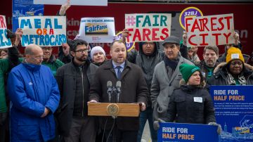 Anuncian inicio de registro para que más neoyorquinos de bajos recursos accedan a la MetroCard a mitad de precio