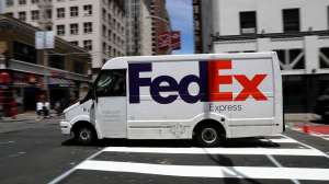 Balean a empleado de FedEx en la espalda mientras hacía una entrega en Brooklyn