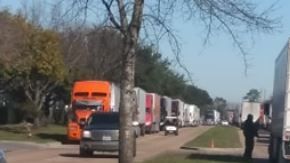 La fila de camiones sobre Windfern.