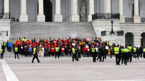 Desobediencia civil ante el Congreso exigiendo acción climática.