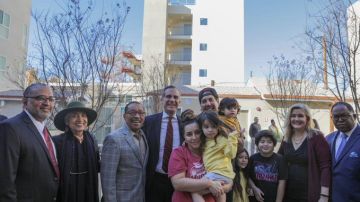 El alcalde Eric Garcetti, en la inauguración de la vivienda para personas desamparadas.
