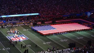 El himno nacional antes del Super Bowl LIII en Atlanta.