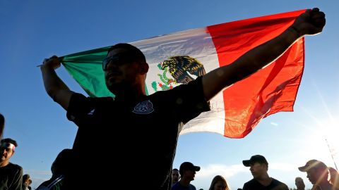 Tyrann Mathieu ama su playera del tricolor.