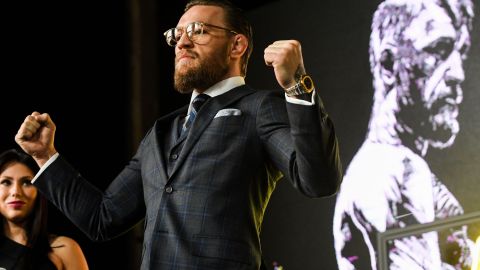 McGregor se encotraba dentro del local cuando lanzaron bombas molotov a la fachada.