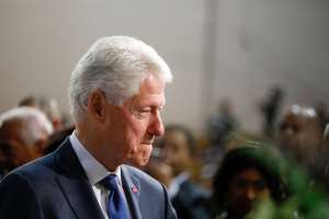 Ex presidente Clinton visitó con "dos chicas" isla privada de pedófilo suicida Epstein: liberan documentos de acusación
