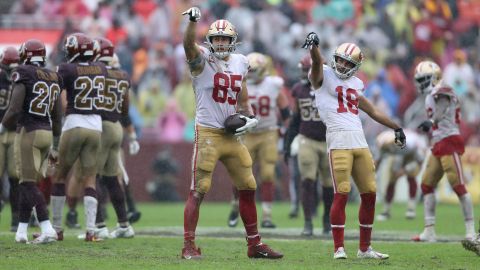 George Kittle y Dante Pettis festejan un touchdown con la seña característica del luchador.