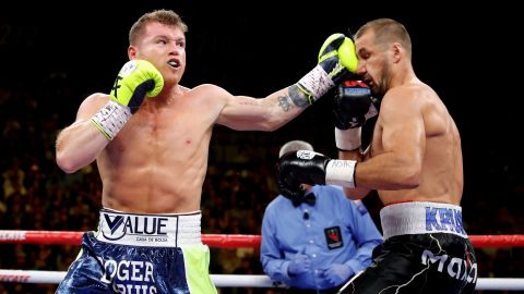 "Canelo" hizo historia al lograr su cuarto título en cuatro diferentes categorías al noquear al ruso Sergey Kovalev.