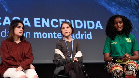 Vanessa Nakate en otro evento junto a Greta Thunberg y Shari Crespi.