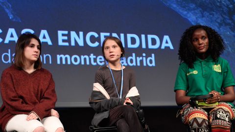 Vanessa Nakate en otro evento junto a Greta Thunberg y Shari Crespi.