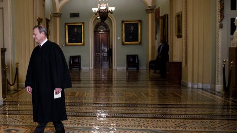 El juez John Roberts presiden el proceso de juicio político en el Senado.