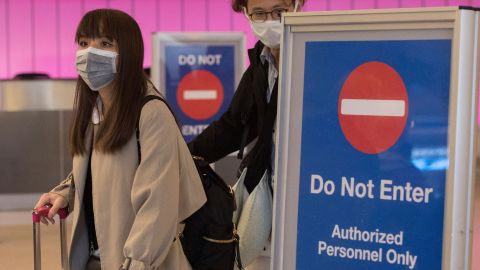 Pasajeros en aeropuerto de Los Ángeles, California, monitoreados para detectar contagio por coronavirus.