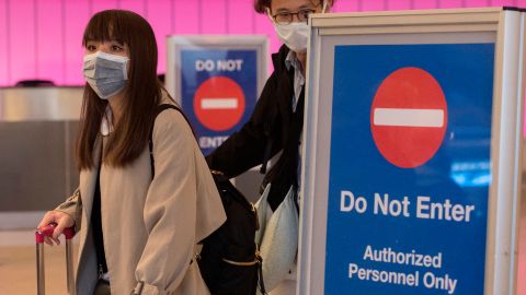 El aeropuerto de California sigue monitoreando a viajeros.