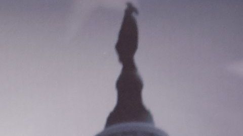 Los fiscales del juicio político a Trump durante una conferencia de prensa.
