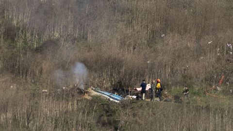 El helicóptero se estrelló contra una montaña a 1,700 pies de altura.