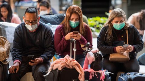 El CDC mantiene vigilancia en al menos 20 aeropuertos; uno de éstos es el de Los Angeles.