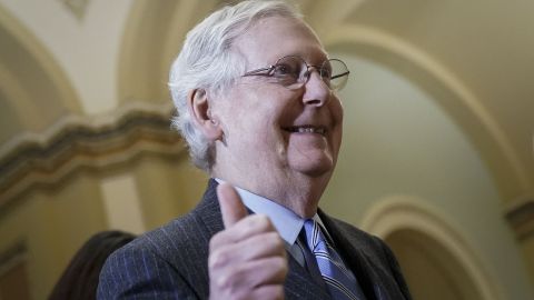 Mitch McConnell hace la señal de aprobación al salir del Senado el 31 de enero de 2020.
