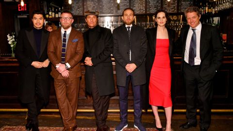 Izq. a dcha.: Henry Golding, Guy Ritchie, Matthew McConaughey, Charlie Hunnam, Michelle Dockery y Hugh Grant en Nueva York.