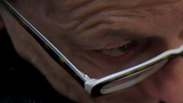 Un hombre observa atentamente un disco de vinil antes de comprarlo