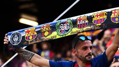 Las aficiones radicales de Valencia y Barcelona se enfrentaron sin cuartel.