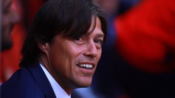 Almeyda mostró sus habilidades en el futbol americano.