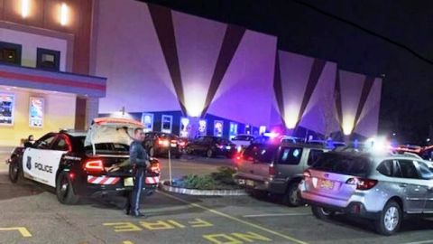 La policía en la puerta de los cines