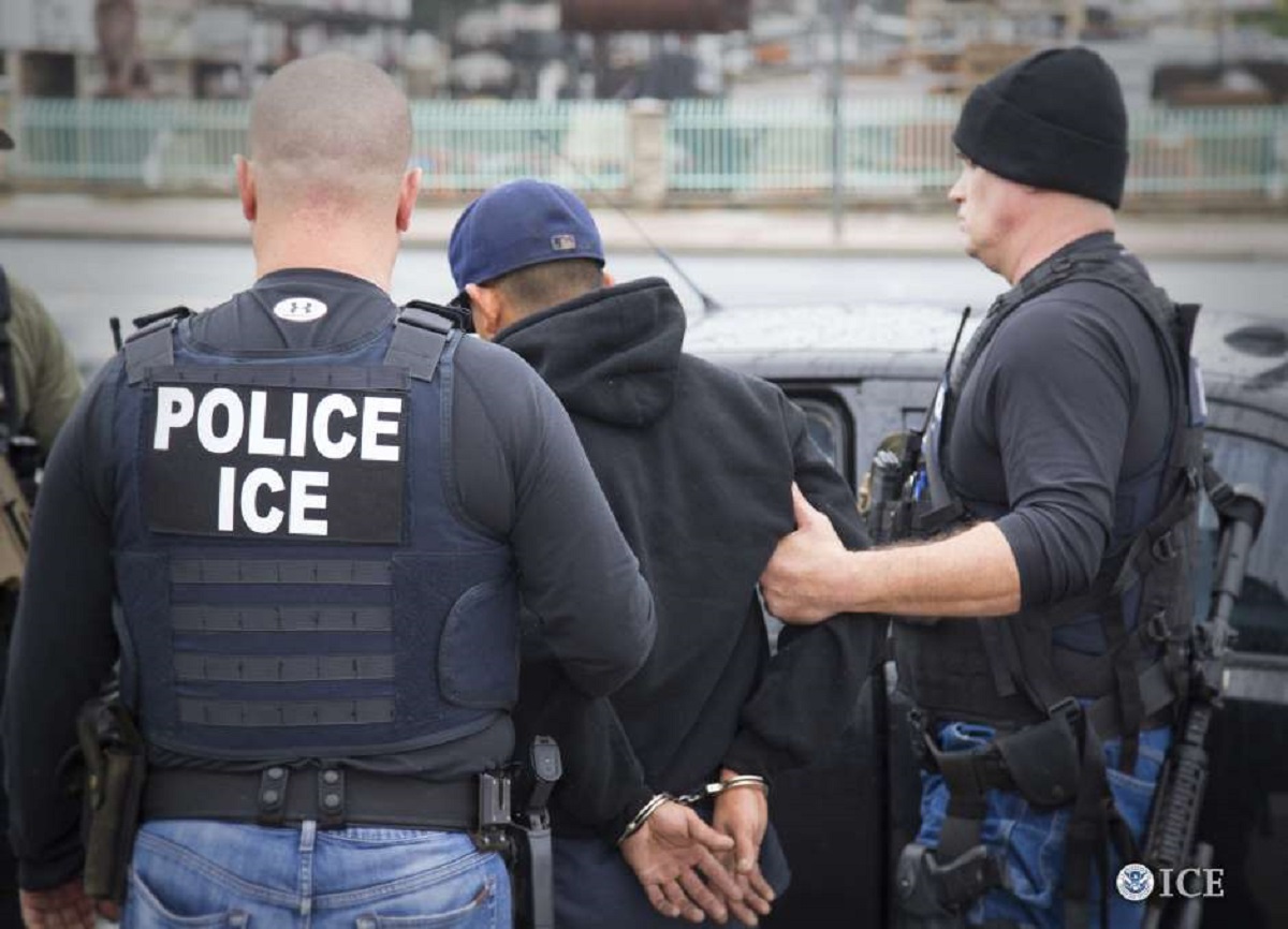 ICE busca que policías locales ayuden a retener a inmigrantes con acusaciones por delitos.